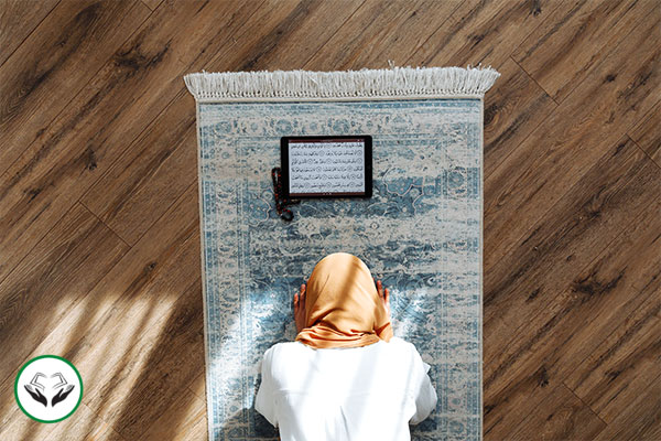 Woman is praying in Ramadan.