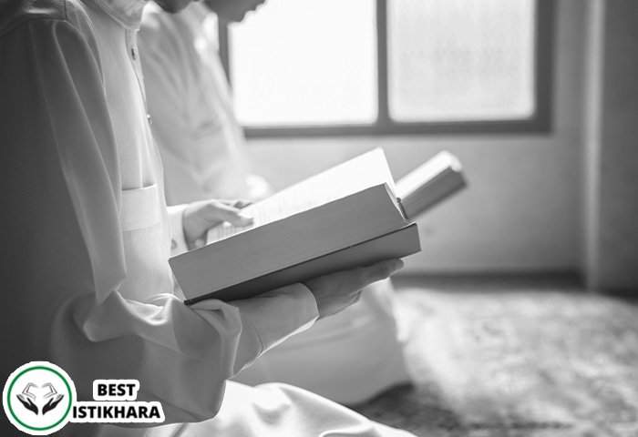 ومن خواص الاستخارة بالقران ، وهي في الحقيقة استشارة الله تعالى ، أن الله سبحانه وتعالى يسكب في قلبه كل خير ونفع للخادم ، وثانيًا كل خير للدين ، الدنيا والآخرة من الله تعالى