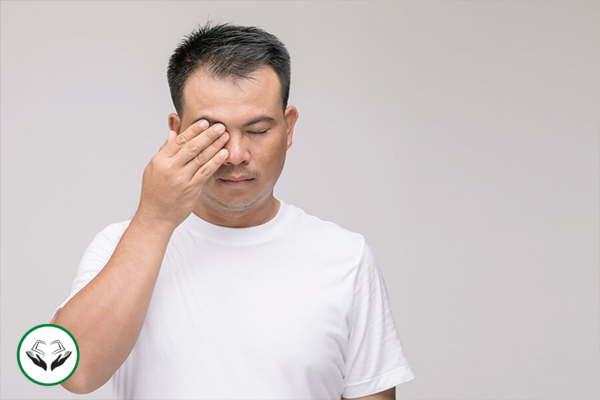 رجل يعاني من ألم شديد في عينيه